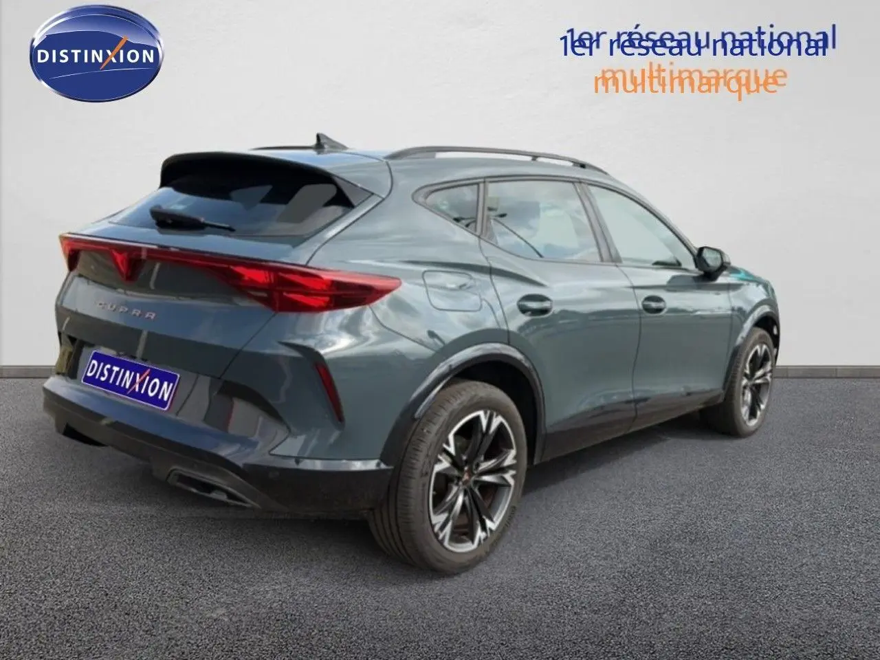 Vue 3/4 arrière droite d'un CUPRA Formentor gris magnétique métal avec jantes noires et feux arrière LED.