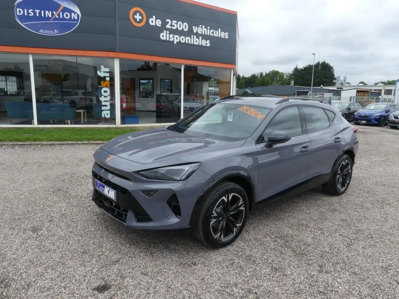 CUPRA Formentor gris Graphène en 3/4 avant droit, avec coques de rétroviseurs noires et jantes alliage 18 pouces.