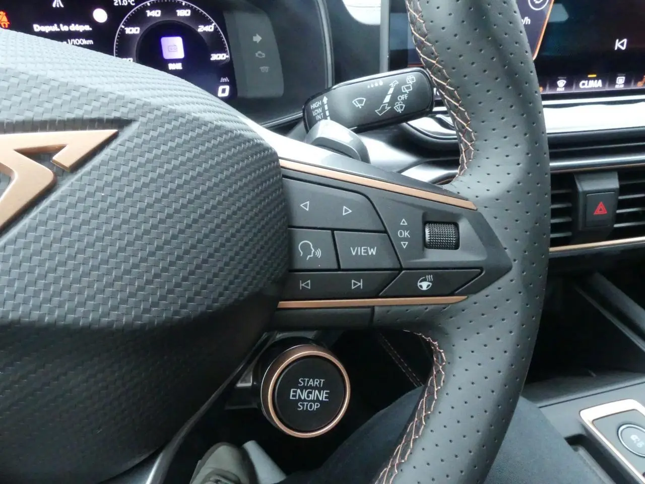 Gros plan sur le volant perforé noir avec surpiqûres cuivrées et bouton Start Engine Stop du CUPRA Formentor 2025.