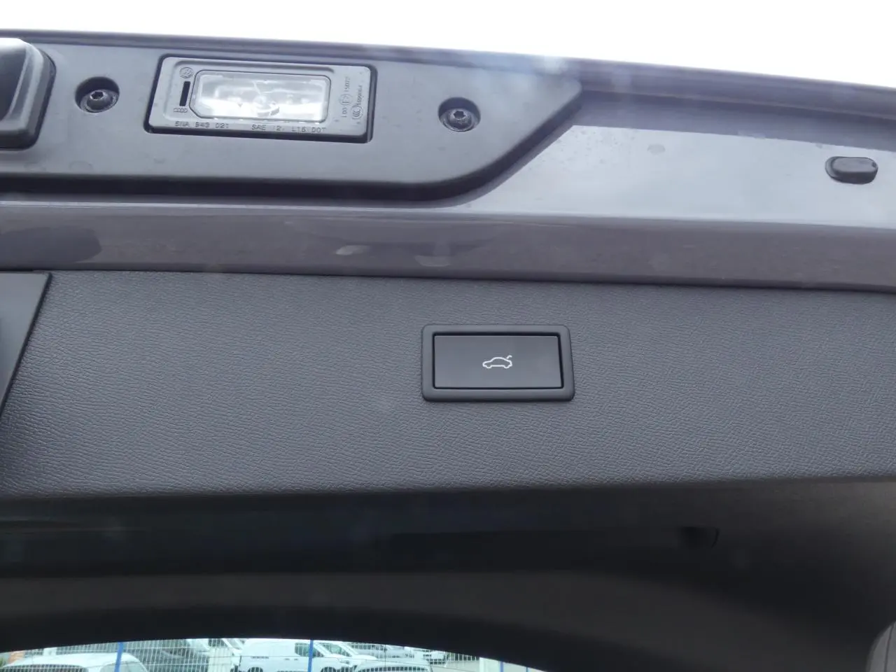 Bouton d'ouverture électrique du hayon sur la partie intérieure du coffre gris Graphène d'un CUPRA Formentor.