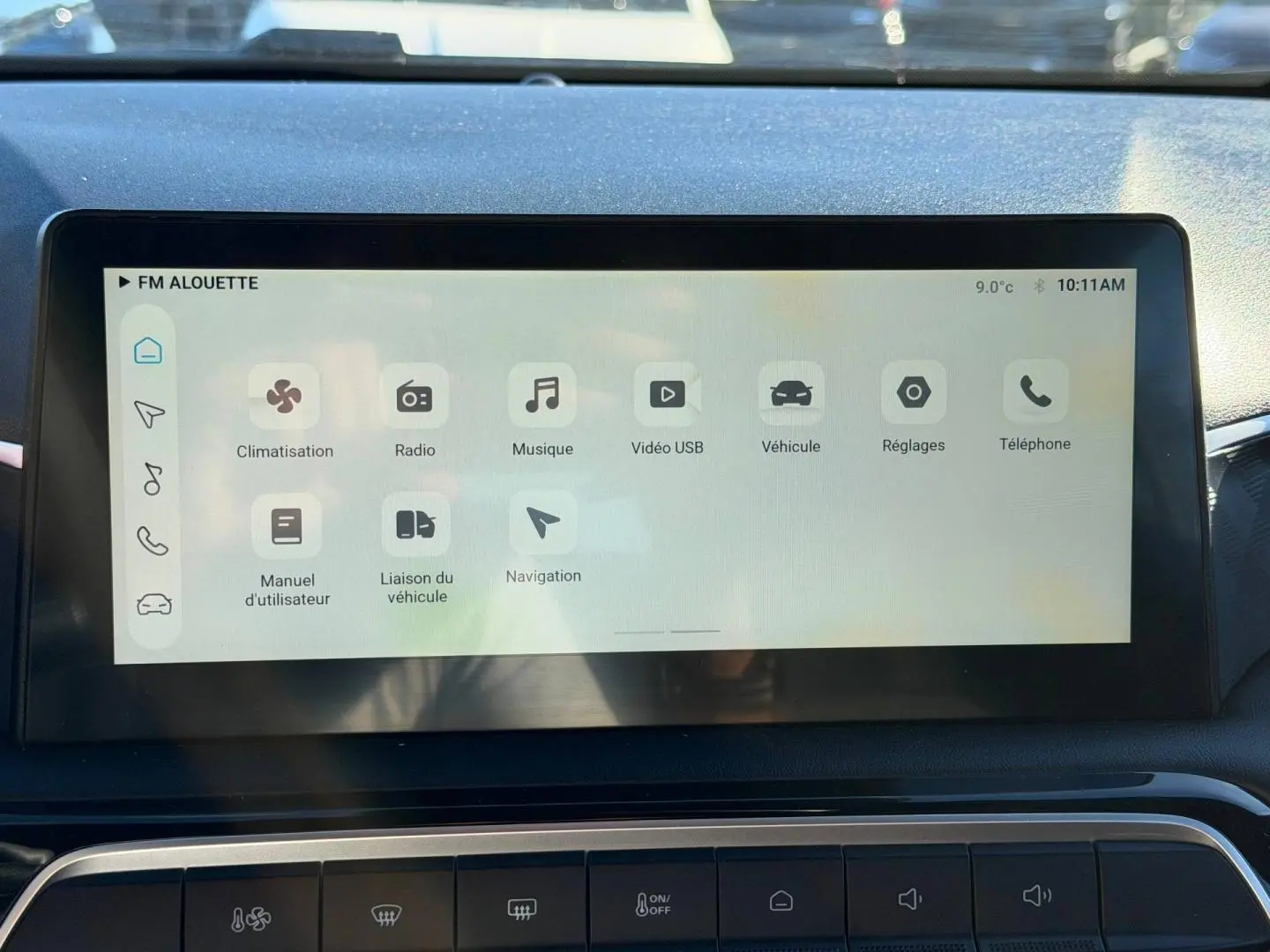 Écran tactile central du tableau de bord du MG3 1.5 Hybrid+ 2024 affichant les menus climatisation, radio et navigation.