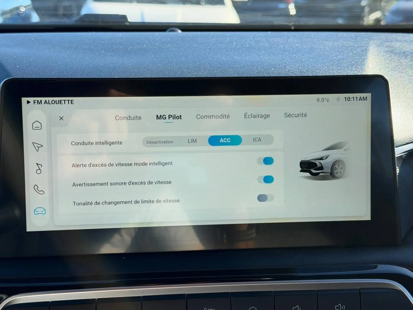 Écran tactile intérieur du MG3 2024 montrant les réglages MG Pilot avec illustration du véhicule blanc de face côté droit.