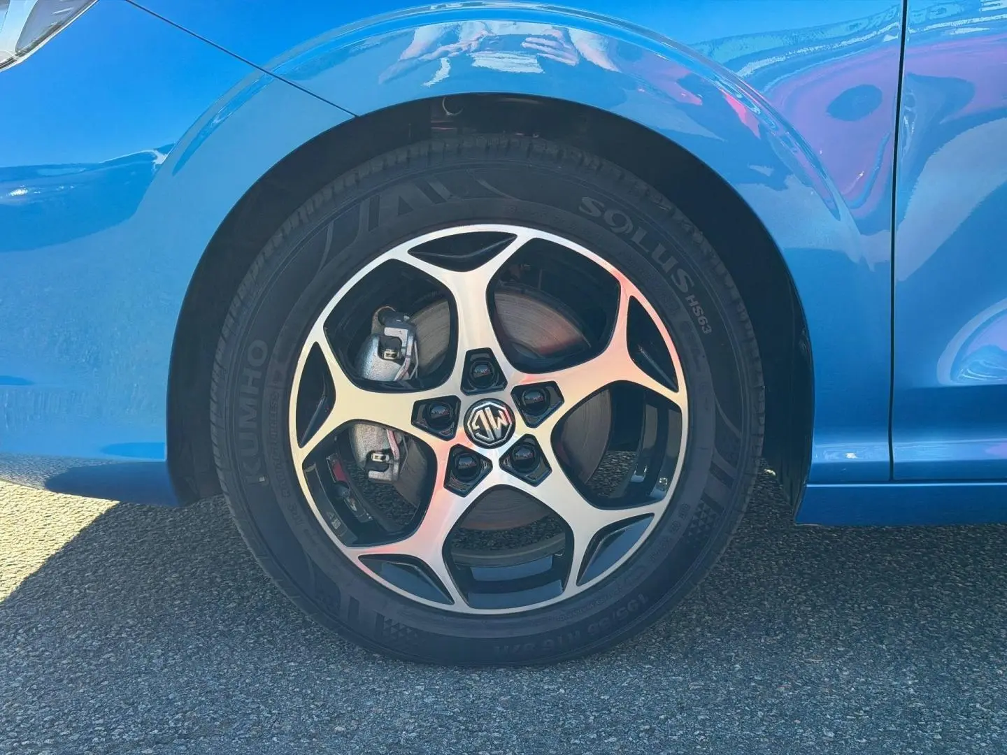 Gros plan sur la roue avant gauche d'une MG3 2024 Como Blue métallisé avec jante alliage à cinq branches.