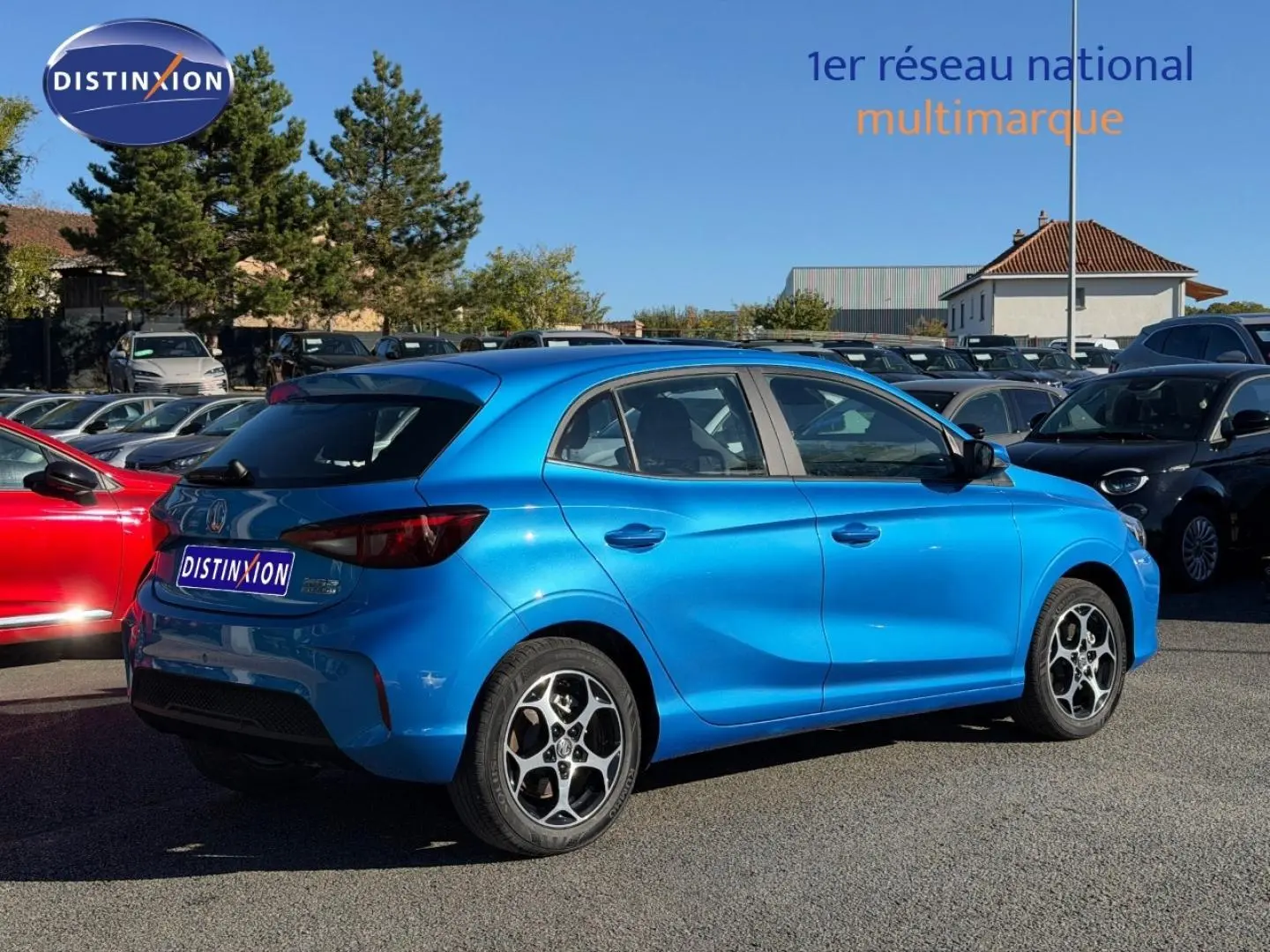 Vue 3/4 arrière droite de la MG3 1.5 Hybrid+ 195ch en Como Blue métallisé, avec jantes distinctives et vitres teintées.