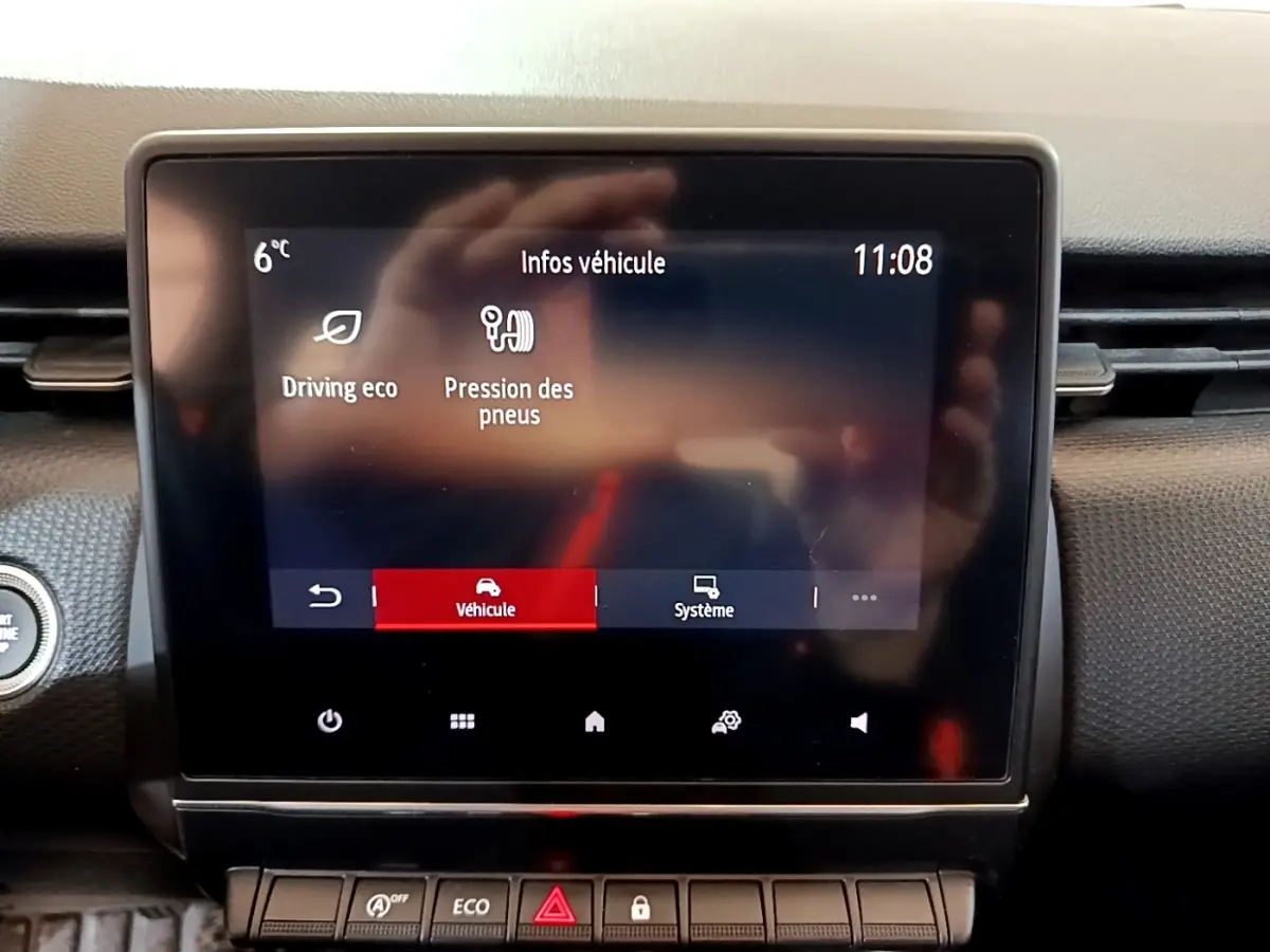 Écran tactile central de la Renault Clio Business TCe 100 2020 affichant les infos véhicule à 11h08, intérieur noir.