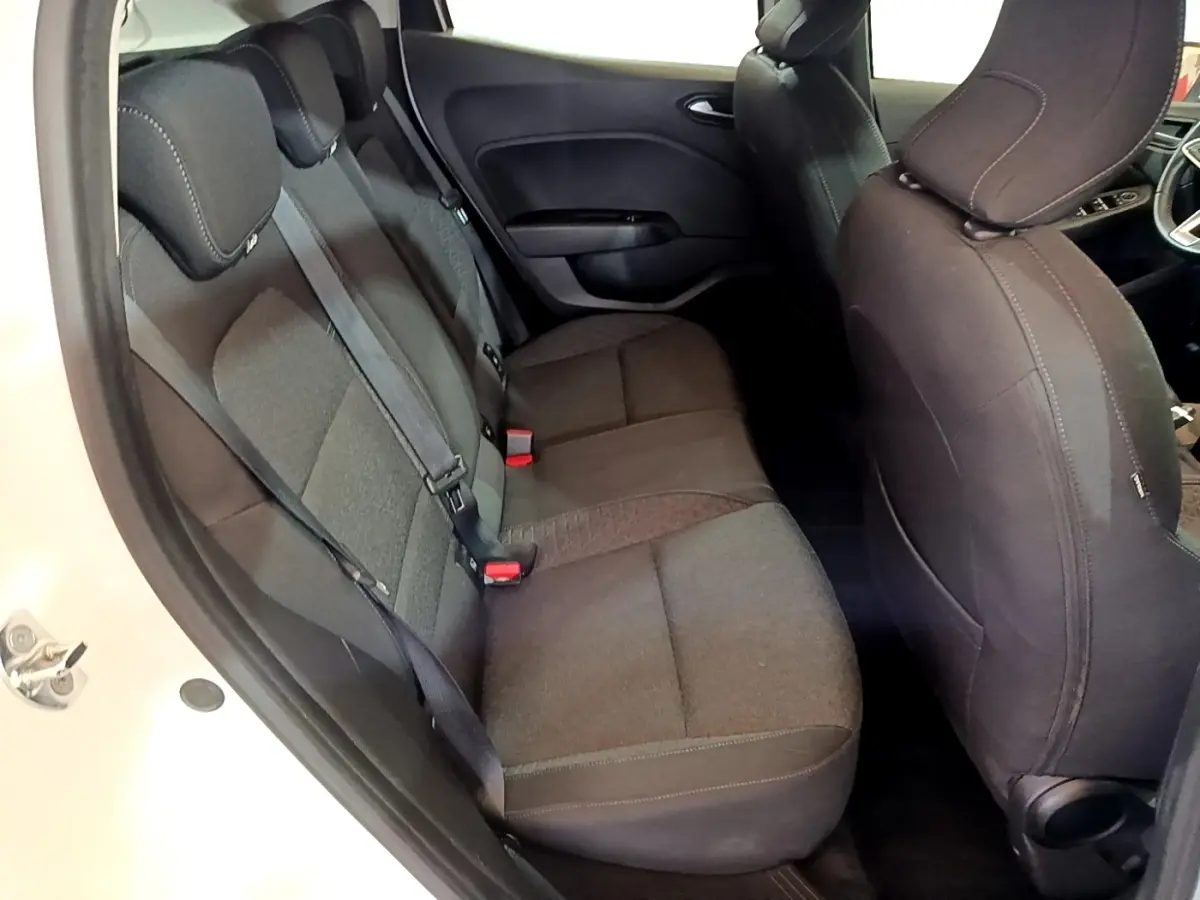 Vue intérieure côté gauche montrant la banquette arrière noire de la Renault Clio Business TCe 100 blanche de 2020.