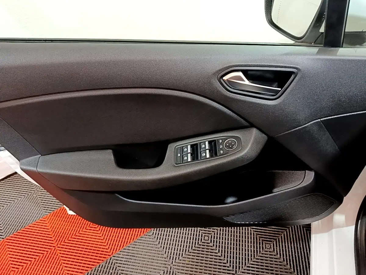 Vue rapprochée de la porte avant gauche noire de la Renault Clio Business TCe 100 2020 avec commandes électriques des vitres.