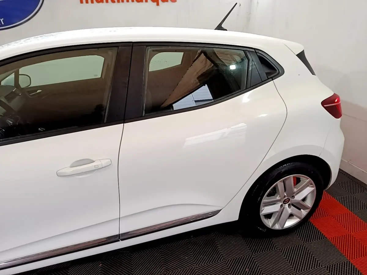 Profil droit de la Renault Clio Business TCe 100 blanche de 2020, avec jantes alliage et poignées de porte intégrées.