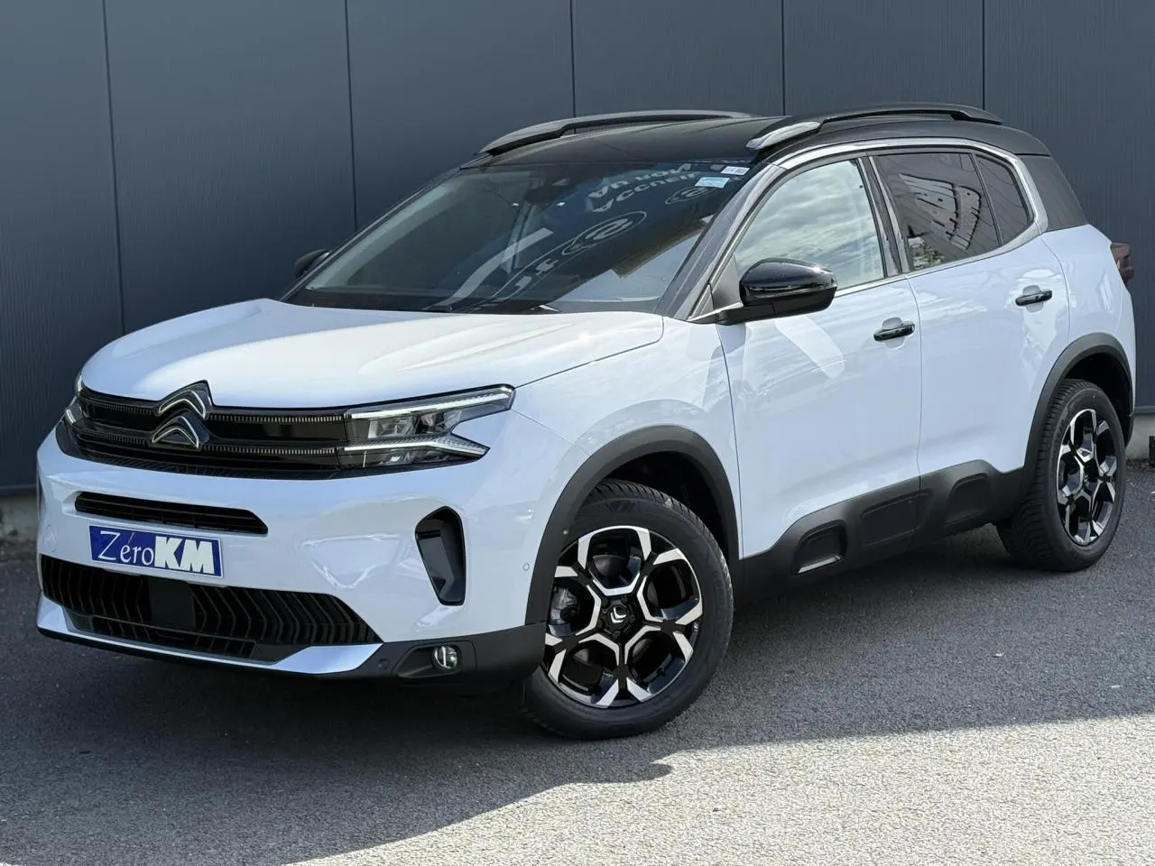 Citroën C5 Aircross blanc Okenite en 3/4 avant droit avec toit noir Perla Nera et jantes alliage bi-ton.