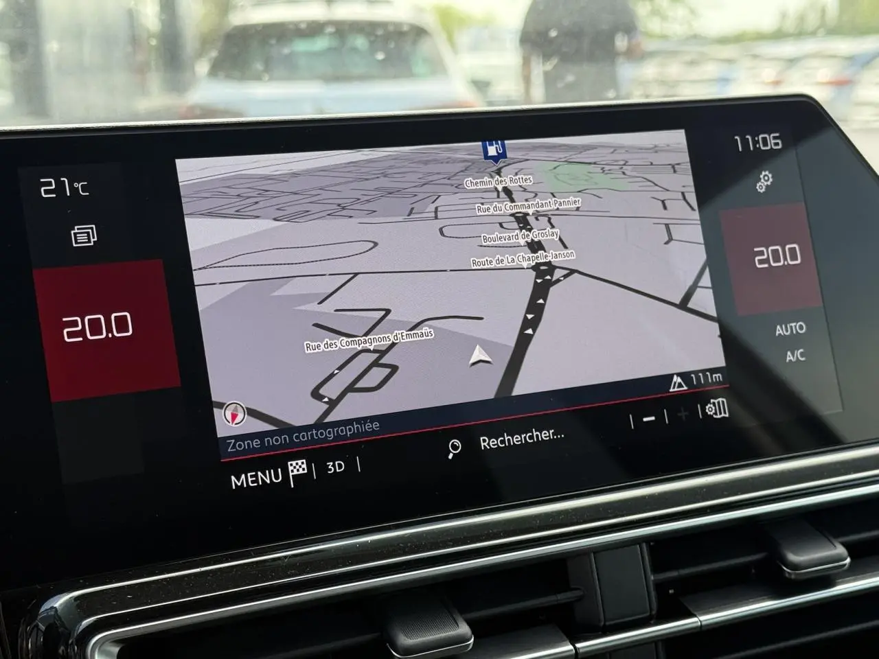Écran tactile du GPS affichant une carte en mode 3D dans un Citroën C5 Aircross blanc, vue intérieure.