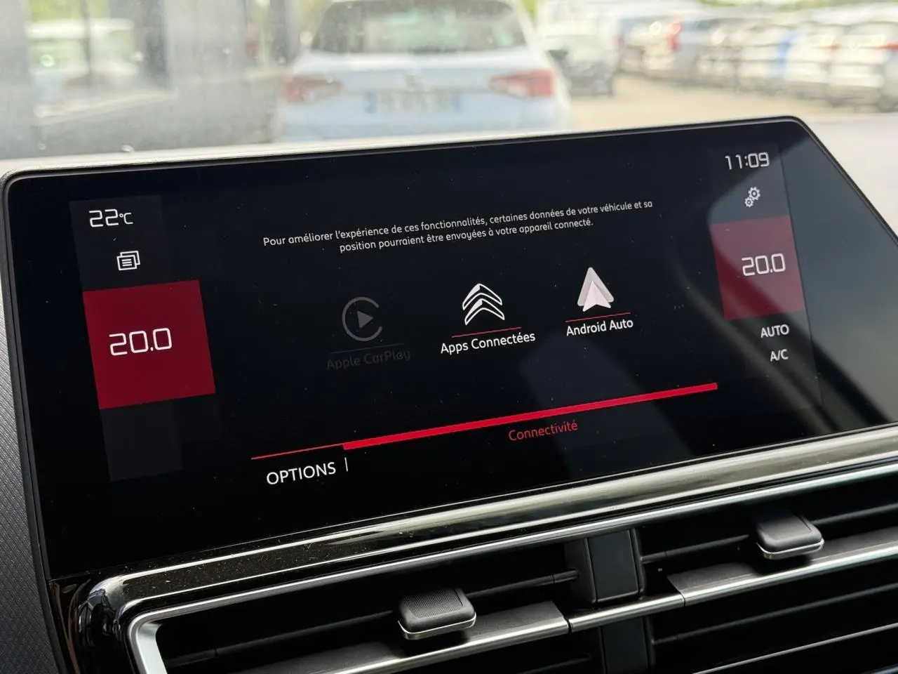 Écran tactile central affichant la climatisation et les options de connectivité dans un Citroën C5 Aircross 2026.