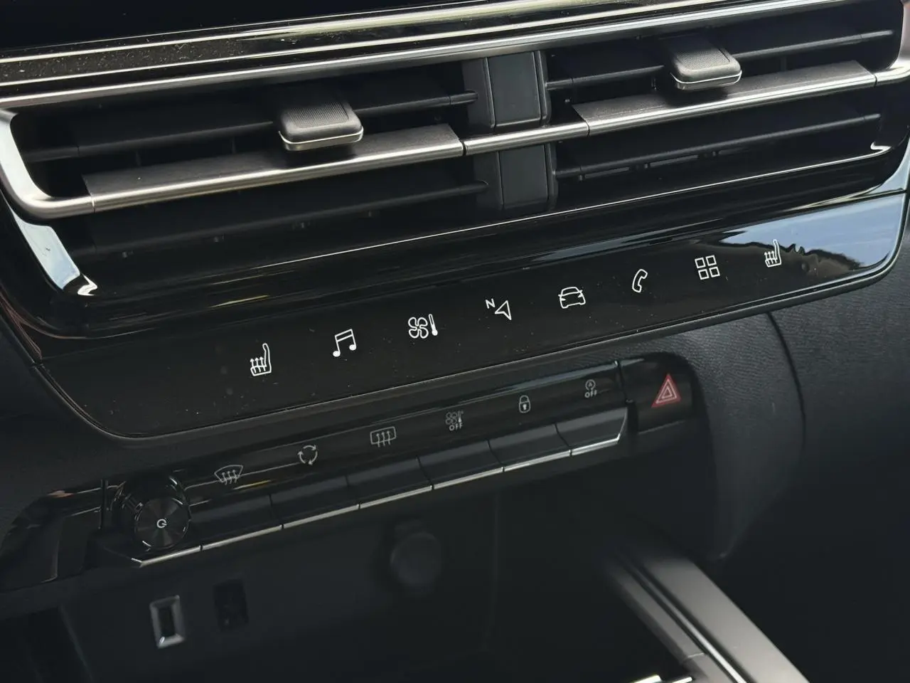 Détail du tableau de bord noir brillant du Citroën C5 Aircross 2026 avec commandes tactiles et aérateurs horizontaux.
