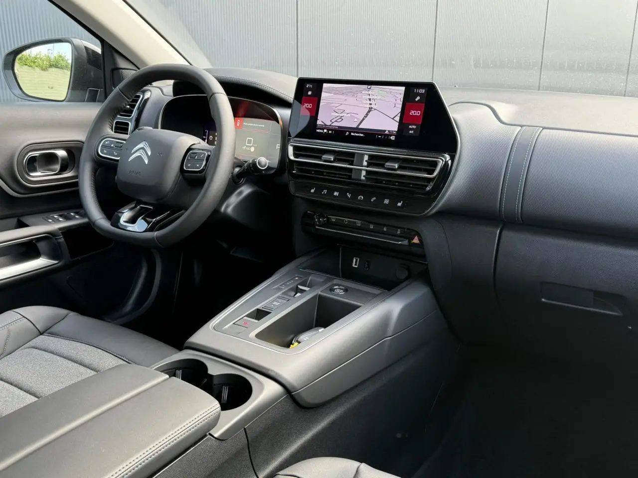 Vue intérieure côté conducteur du Citroën C5 Aircross 2026 avec tableau de bord noir et écran tactile central.
