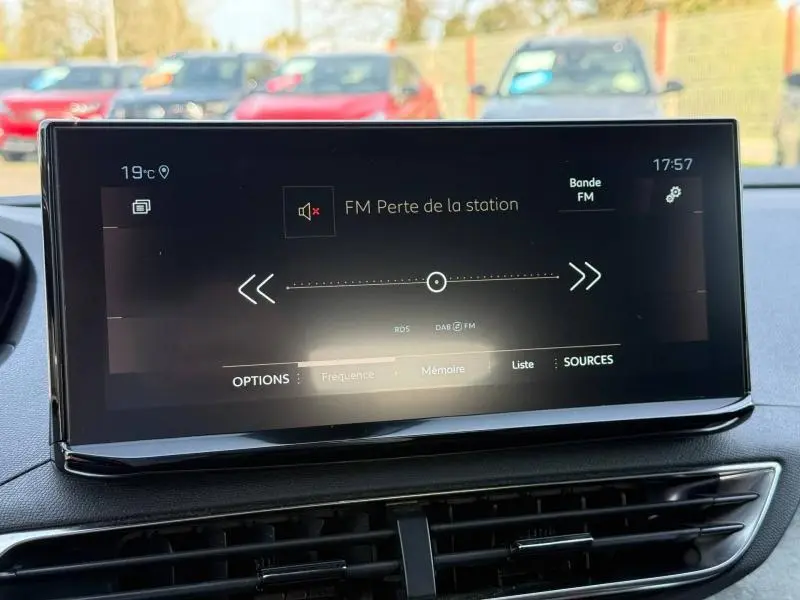 Écran tactile central du Peugeot 3008 2024 affichant la radio FM avec interface moderne et tableau de bord noir.