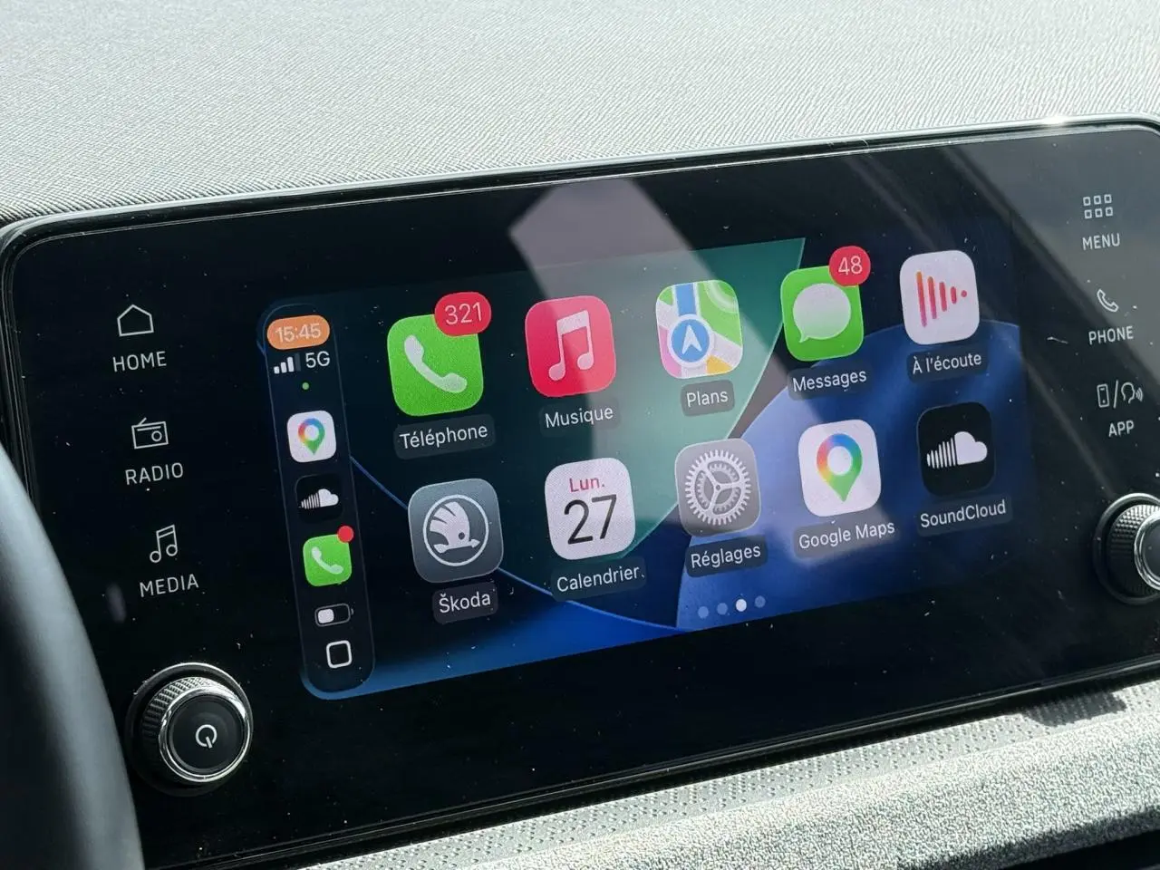 Écran tactile 8,25'' du système multimédia Skoda Scala TSI 116 gris graphite, affichant Apple CarPlay.