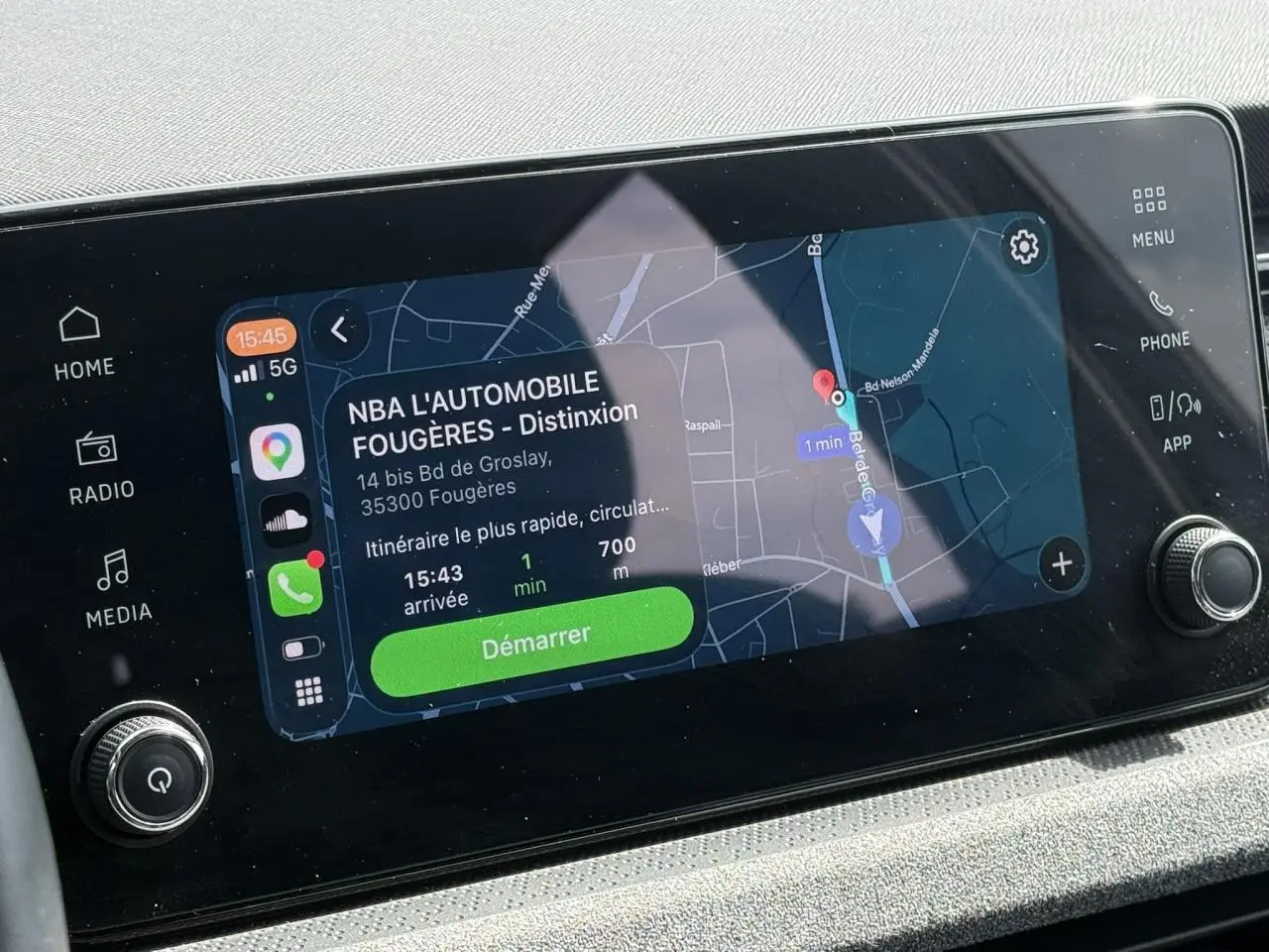 Écran tactile 8,25 pouces du Skoda Scala TSI 116 Sélection affichant une navigation GPS avec itinéraire.