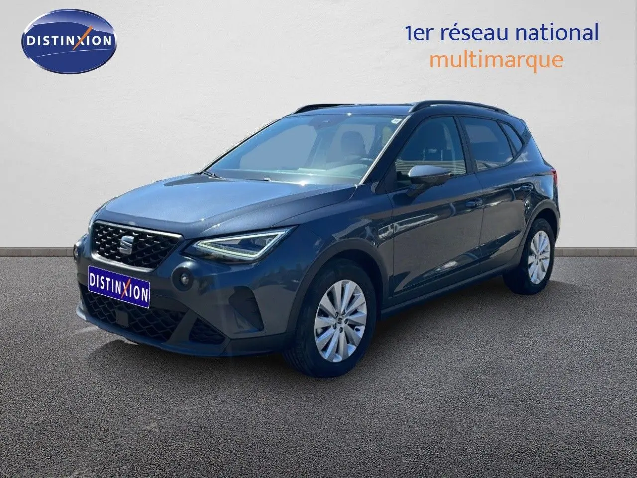 SEAT Arona 2025 gris Magnetic Metal avec toit noir, vue 3/4 avant droit, jantes alliage et calandre distinctive.