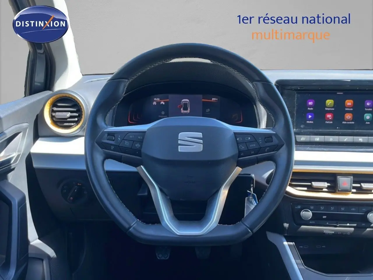Vue intérieure centrée sur le volant noir et le tableau de bord digital du SEAT Arona 2025, finition Style Special Edition.