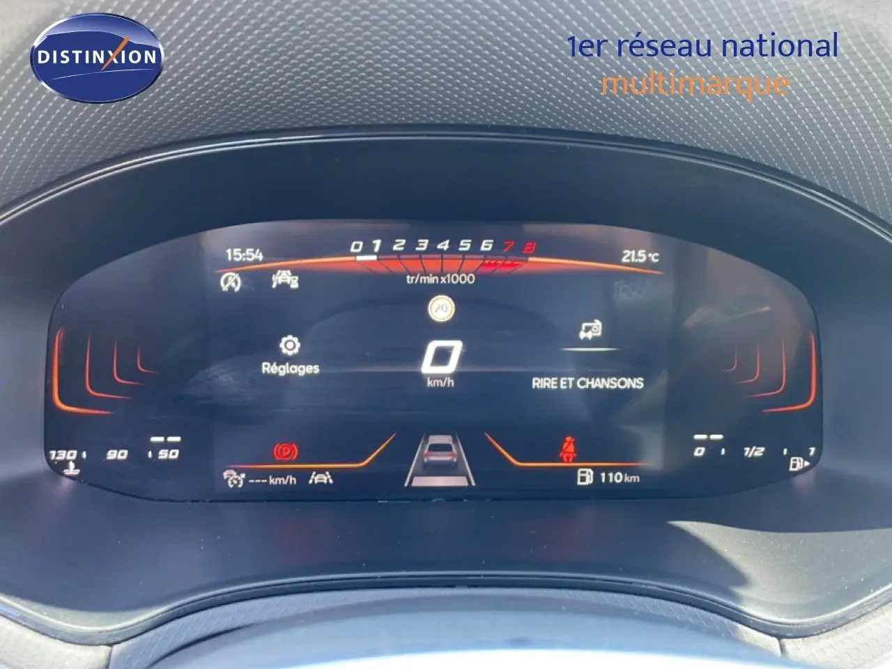 Tableau de bord numérique de la SEAT Arona 2025, affichage digital clair avec indicateurs orange et blanc.
