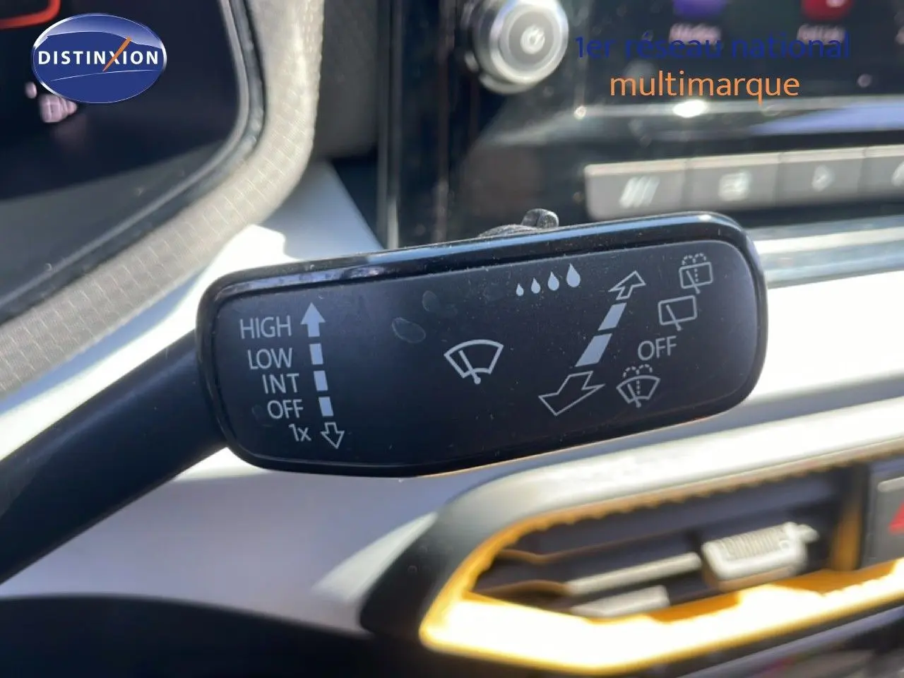 Gros plan sur la commande des essuie-glaces dans l’habitacle gris et noir du SEAT Arona 2025.