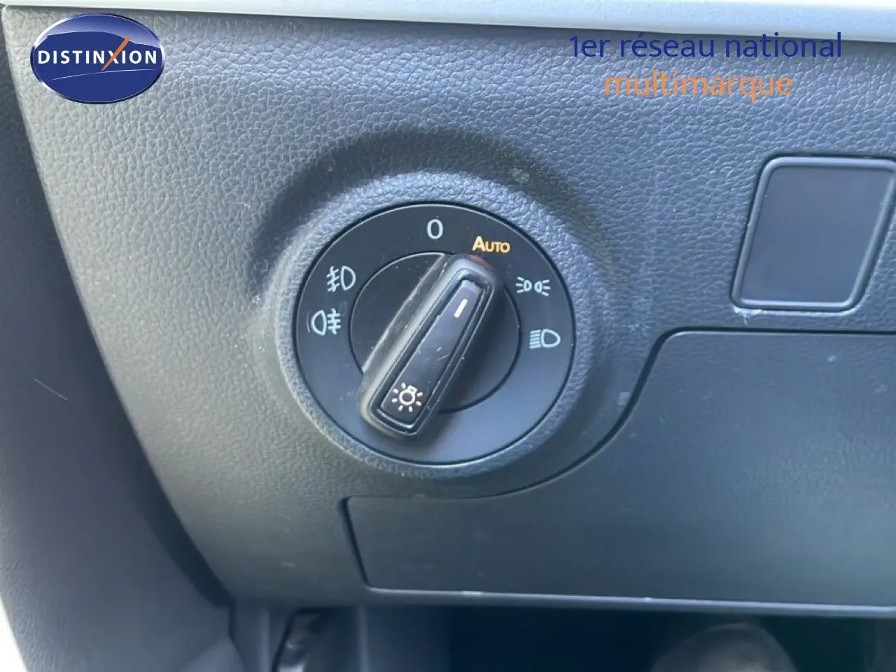 Gros plan sur le bouton de commande des phares dans l’habitacle du SEAT Arona gris Magnetic Metal avec toit noir.