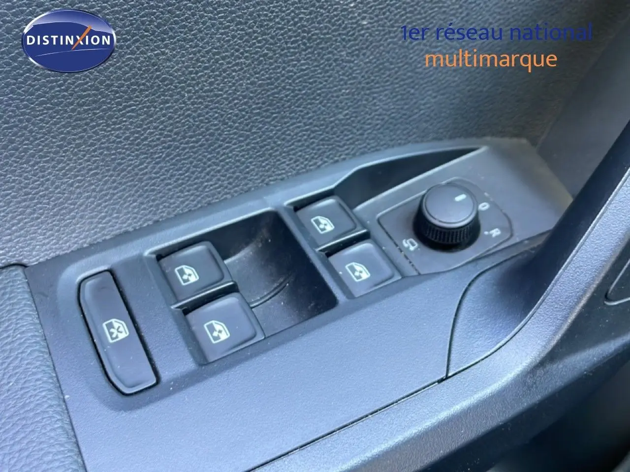 Gros plan sur les commandes des vitres électriques et rétroviseurs côté conducteur d’un SEAT Arona gris magnetic 2025.