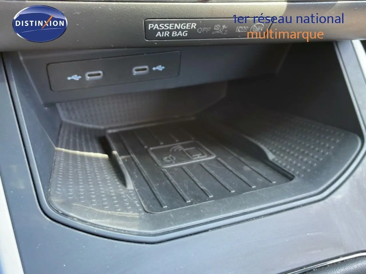 Gros plan sur la zone de recharge sans fil et ports USB du SEAT Arona 2025, intérieur gris noir.