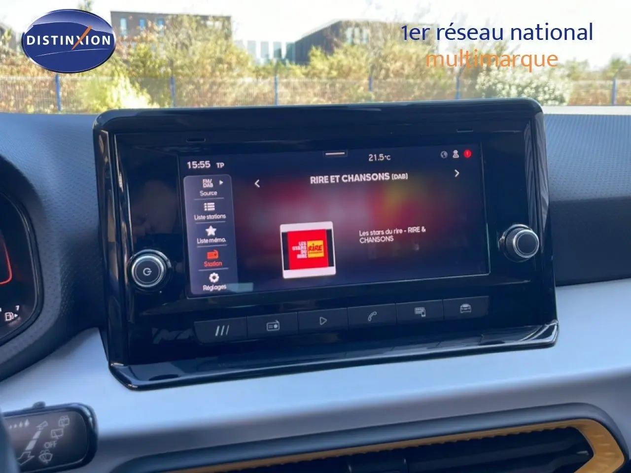 Tablette tactile centrale affichant une radio dans l'habitacle d'une SEAT ARONA 2025, vue de face.