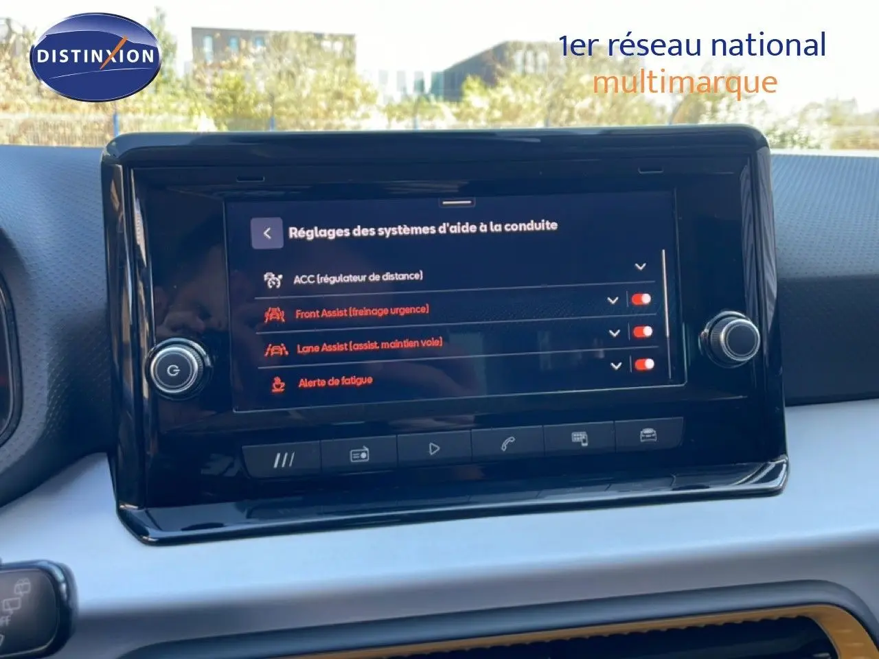 Écran central tactile du SEAT Arona 2025 affichant les réglages des aides à la conduite, intérieur gris et noir.