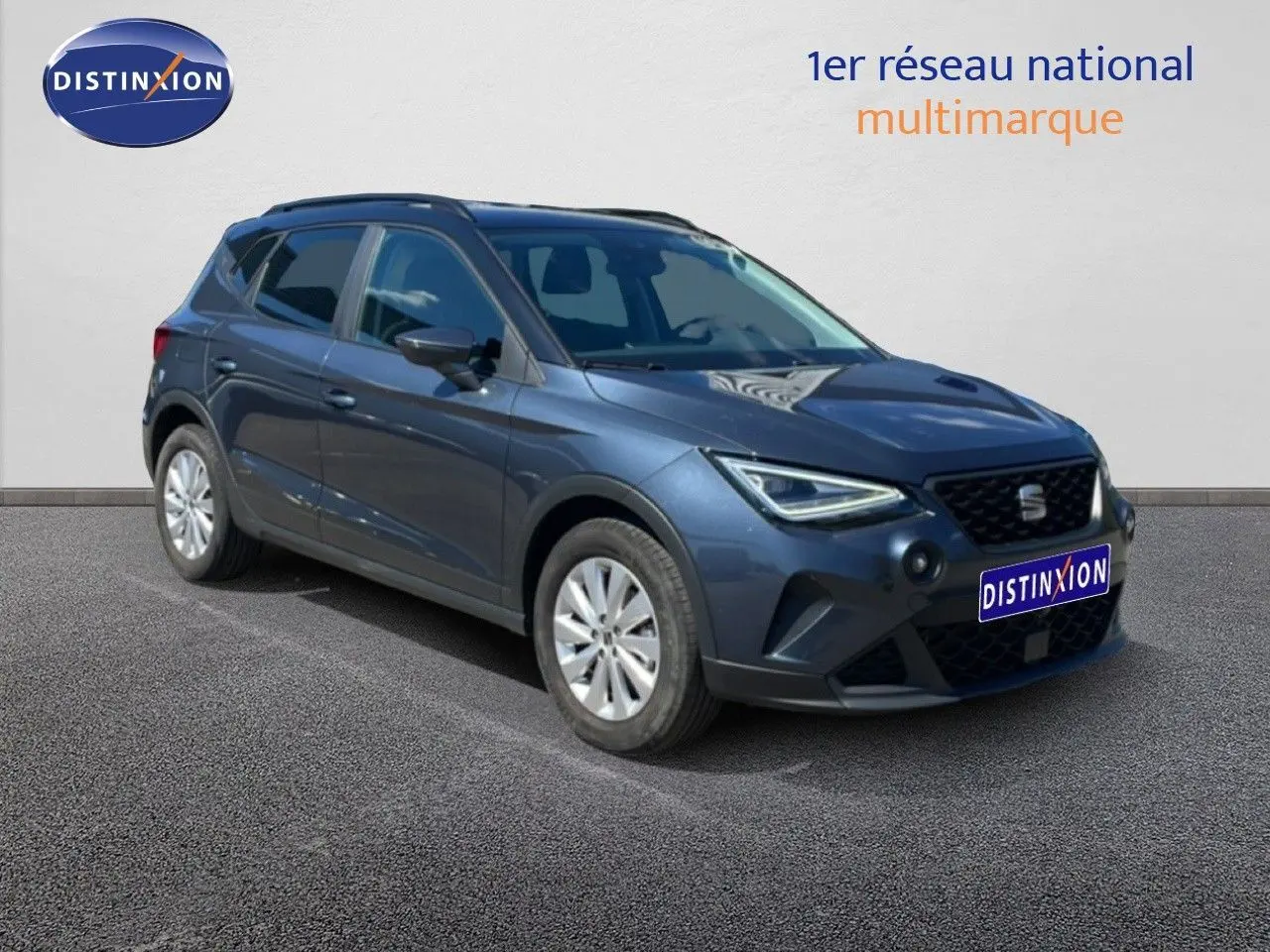 SEAT Arona gris Magnetic Metal avec toit noir, vue 3/4 avant droit sur fond neutre.