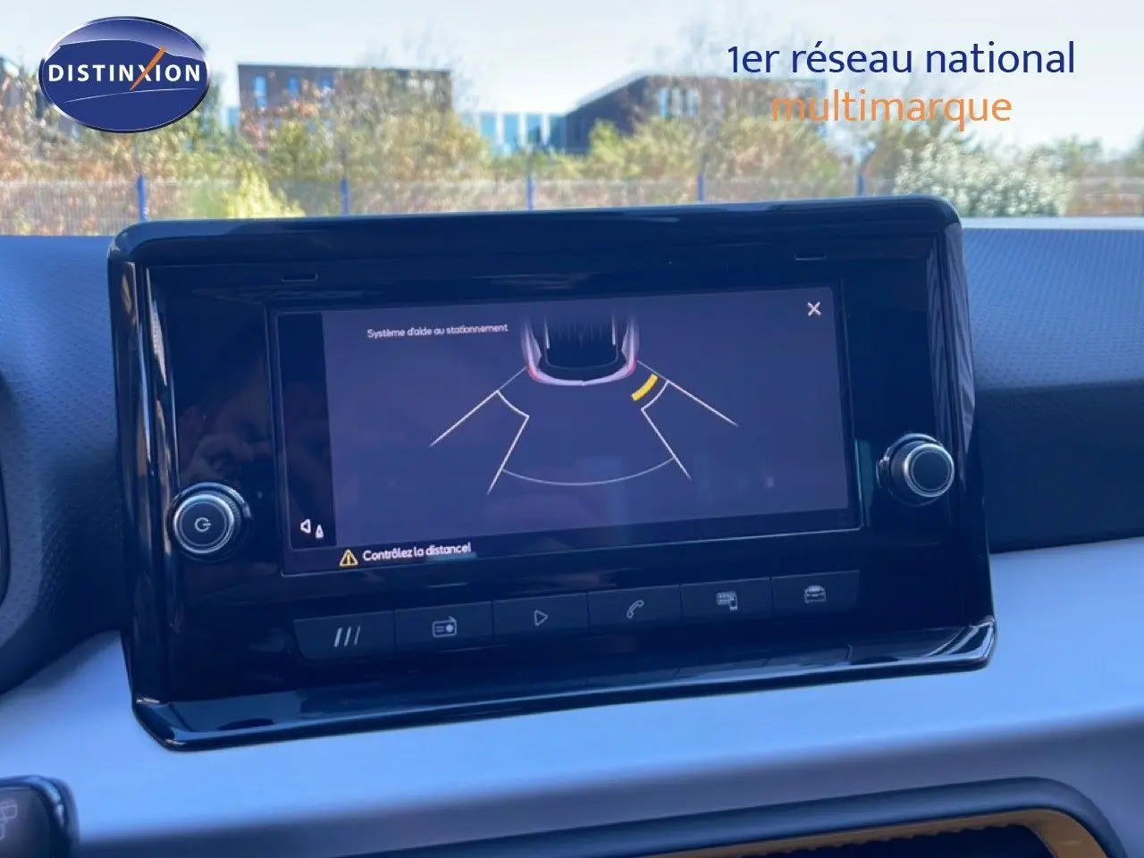 Écran tactile du système d’aide au stationnement dans l’habitacle du SEAT Arona gris Magnetic Metal avec toit noir.