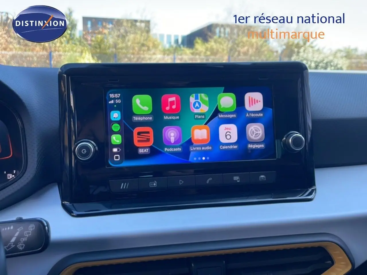 Écran tactile central du tableau de bord de la SEAT Arona 2025, affichant des applications connectées.