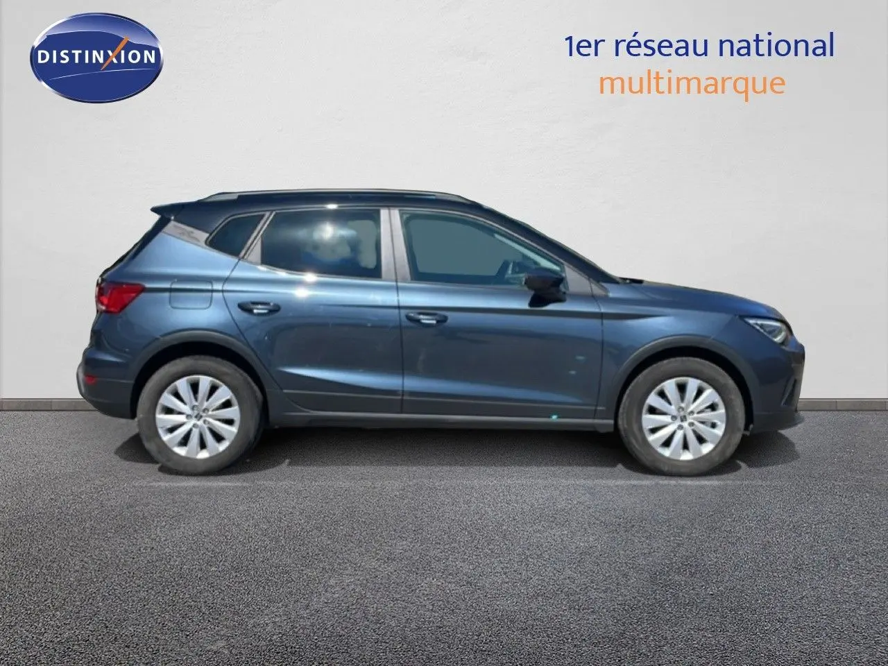 Vue de profil droit du SEAT Arona 2025 gris métallisé avec toit noir, roues alliage et lignes dynamiques.