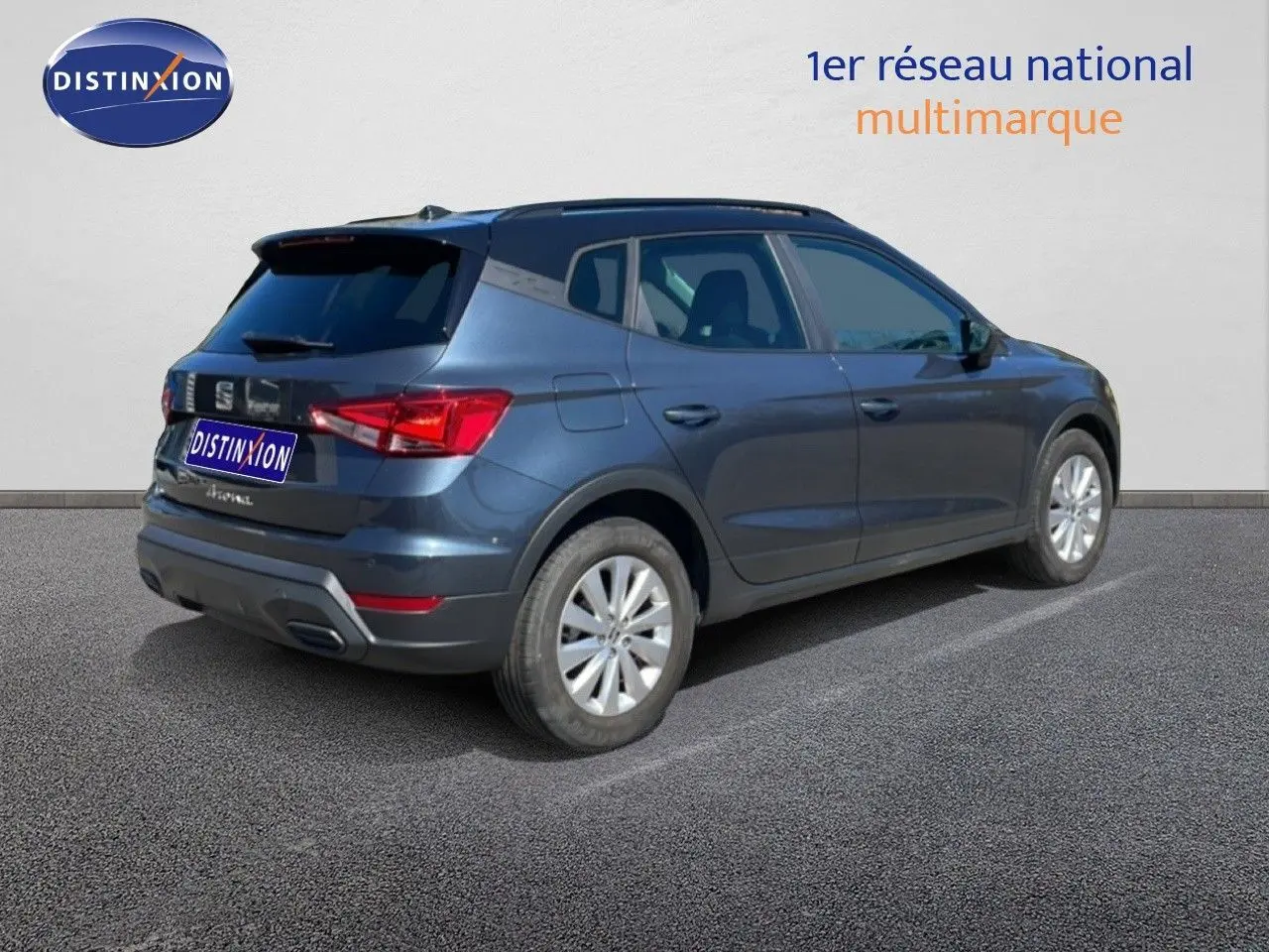Vue 3/4 arrière droite d'un SEAT Arona gris Magnetic Metal avec toit noir, roues alliage et feux arrière LED.