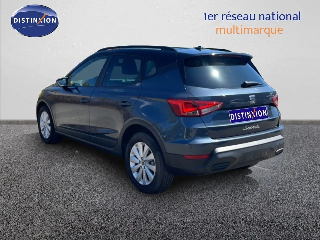 Vue 3/4 arrière droite d’un SEAT Arona gris Magnetic Metal avec toit noir, roues alliage et feux arrière LED.