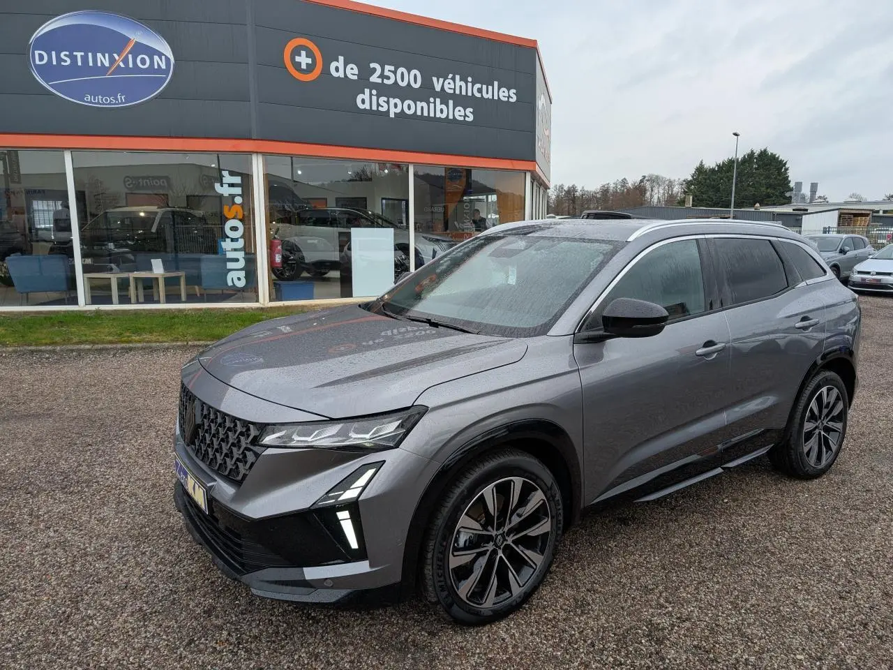 Renault Austral gris schiste en 3/4 avant droit, avec jantes alliage noires et calandre gris chrome satin.