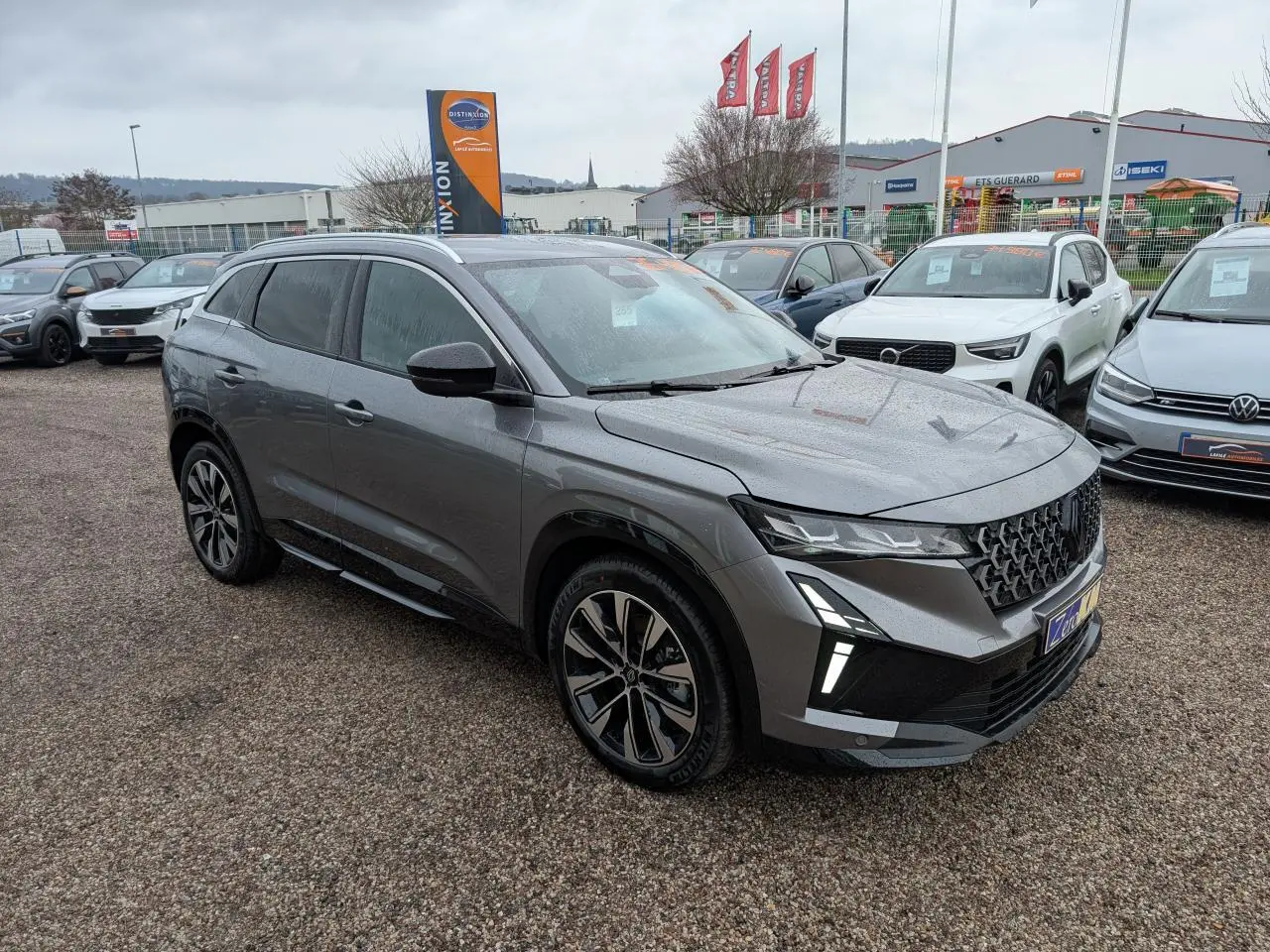 Renault Austral gris en 3/4 avant droit, avec calandre noire et jantes alliage diamantées noires.