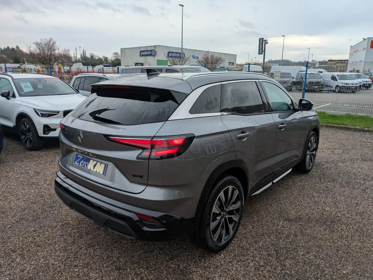 Renault Austral gris schiste vu en 3/4 arrière droit, avec feux LED et jantes alliage diamantées noires.