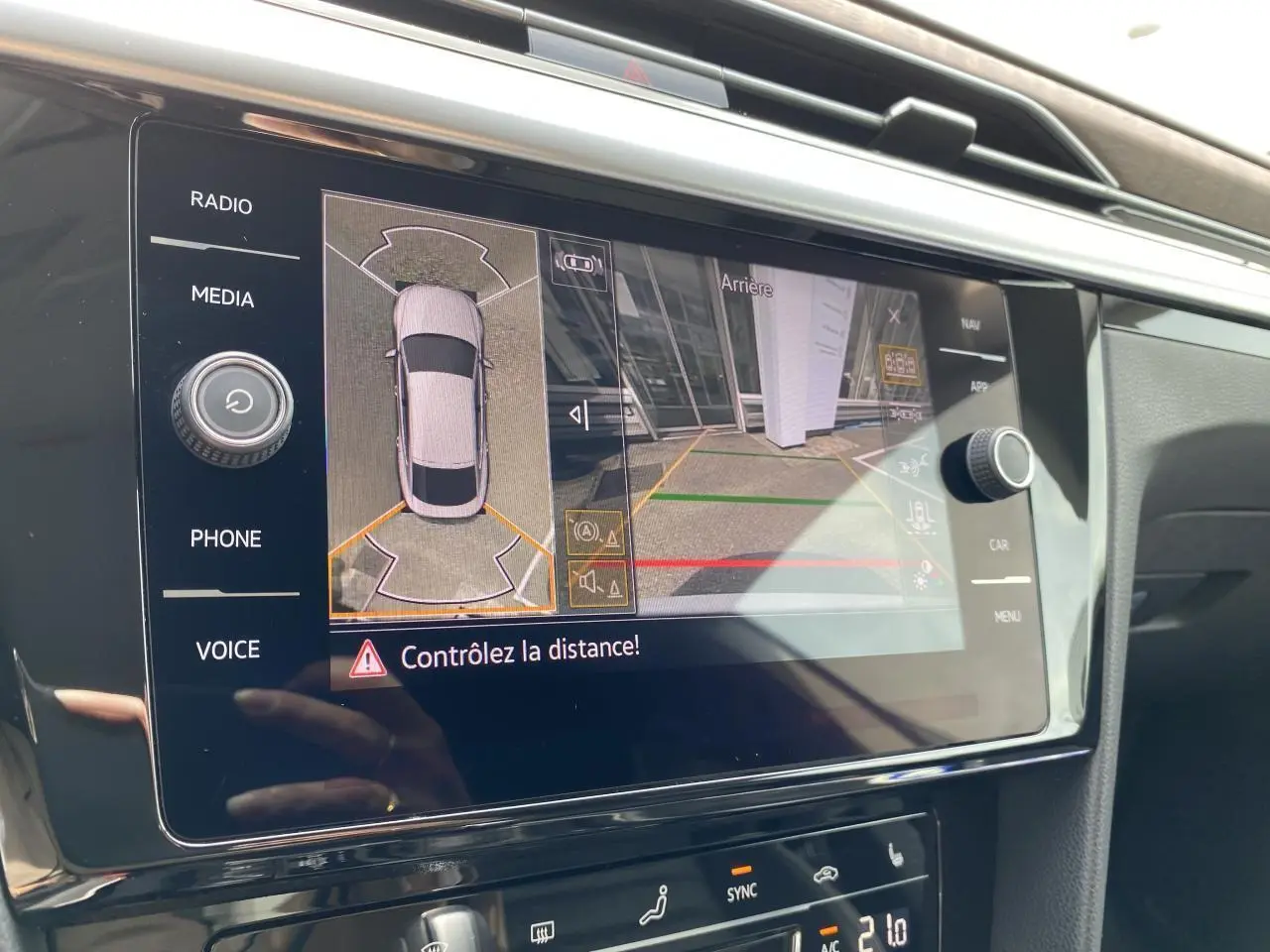 Écran tactile central du Volkswagen Arteon 2022 montrant la vue 360° et caméra de recul en intérieur noir.