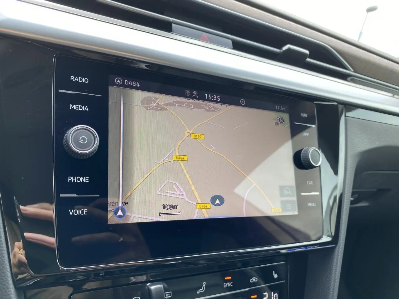 Écran tactile 8 pouces du système de navigation dans l'habitacle noir du Volkswagen Arteon blanc pur.