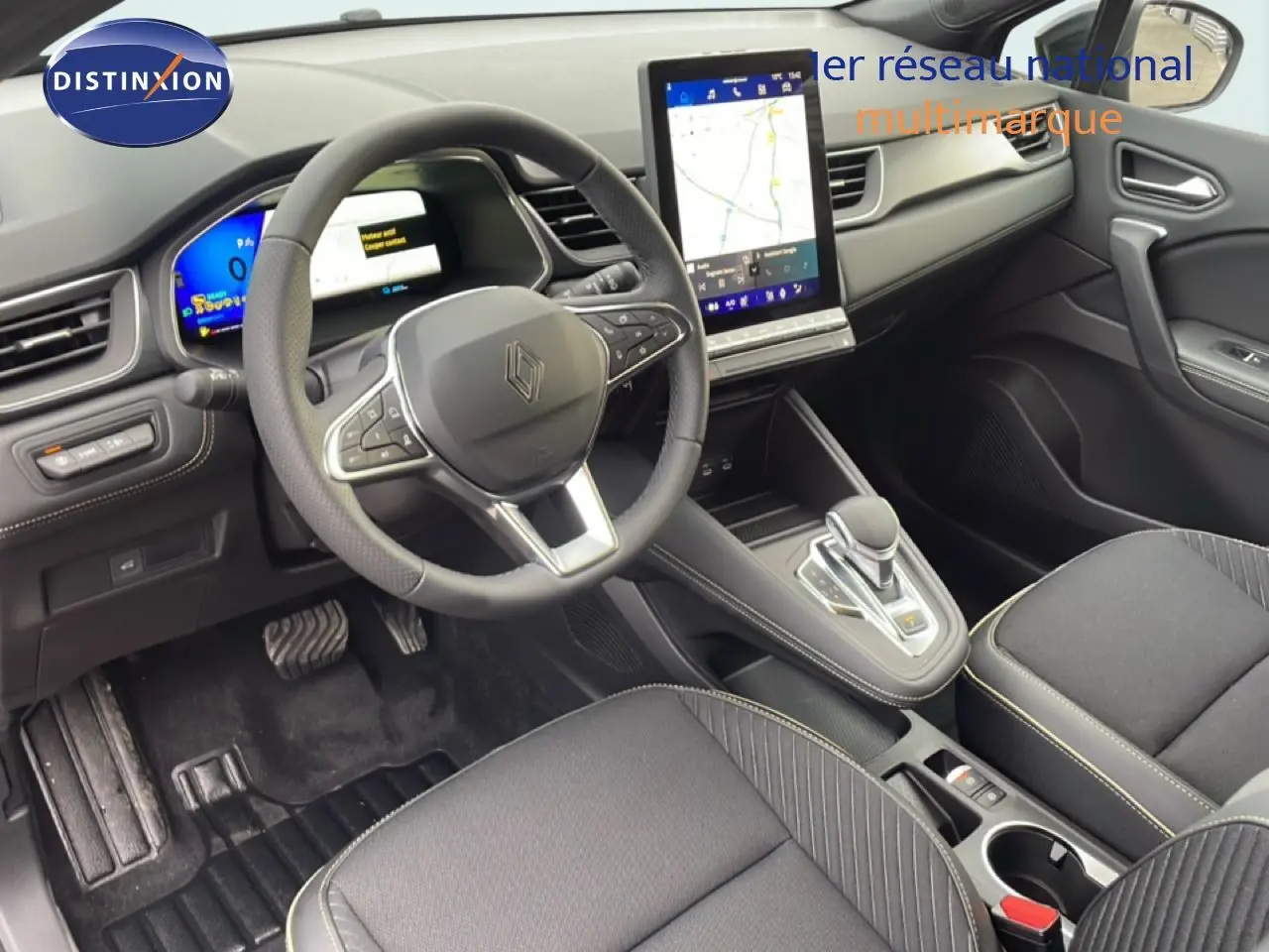 Vue intérieure avant droite du Renault Symbioz 2025 avec tableau de bord numérique et écran tactile vertical.