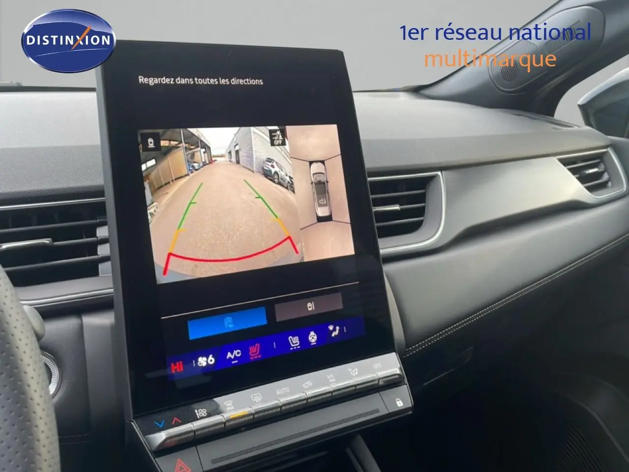 Vue intérieure du tableau de bord de la Renault Symbioz noire, mettant en valeur l'écran tactile avec caméra de recul active.