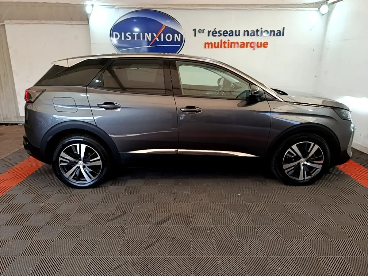 Peugeot 3008 hybride rechargeable gris foncé vue de profil côté droit, jantes alliage et vitres teintées.