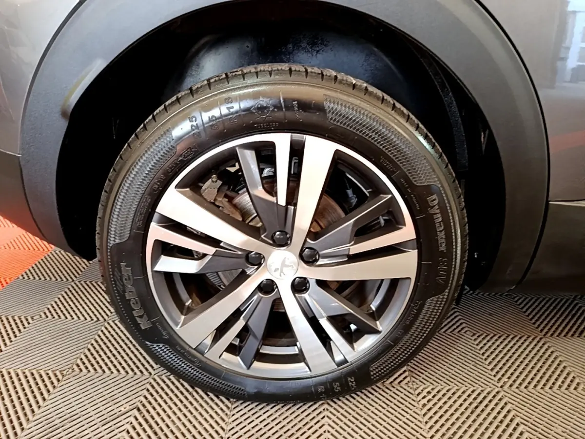 Gros plan sur la roue avant droite gris foncé du Peugeot 3008 1.6 HYBRID 225 E-EAT8 Allure Pack 2022.
