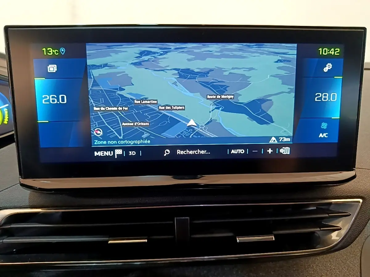Écran tactile central du tableau de bord du Peugeot 3008 gris foncé affichant la navigation en 3D et la climatisation.