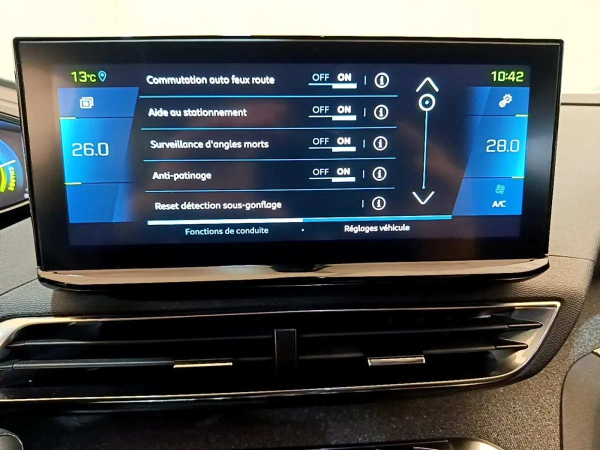 Écran tactile central du Peugeot 3008 gris foncé, affichant les réglages d'aide à la conduite et climatisation.