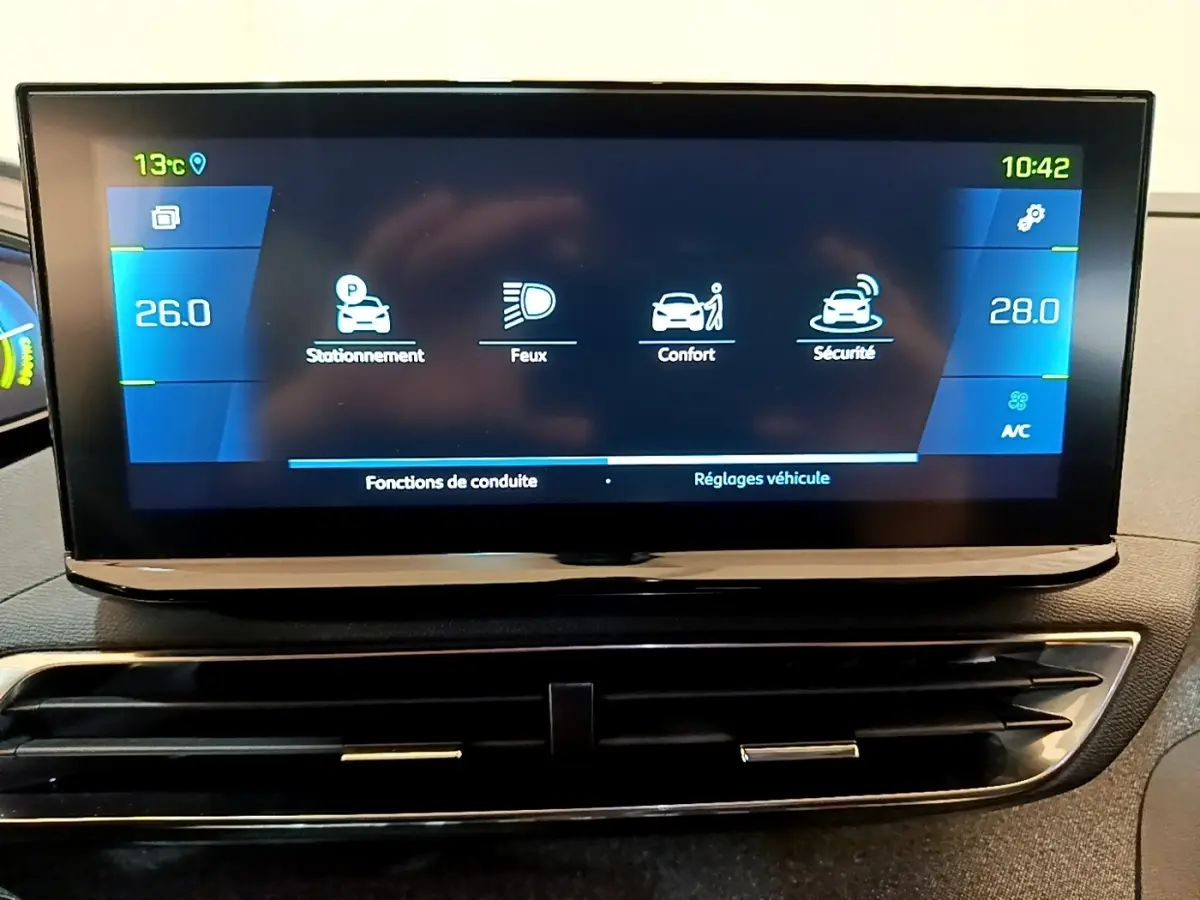 Écran tactile central du tableau de bord du Peugeot 3008 gris foncé, affichant les réglages climatisation et sécurité.