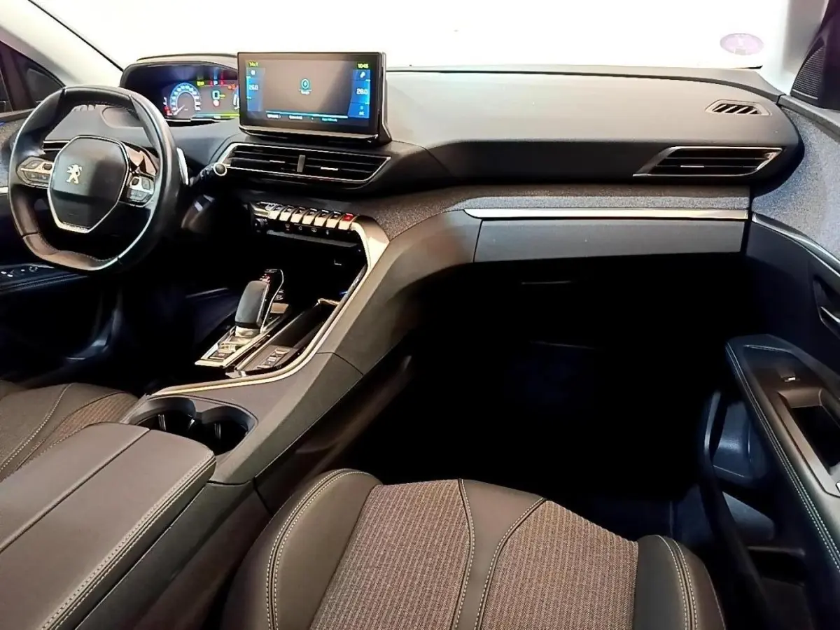 Intérieur Peugeot 3008 2022 vue côté conducteur, tableau de bord moderne avec écran tactile et volant compact cuir.