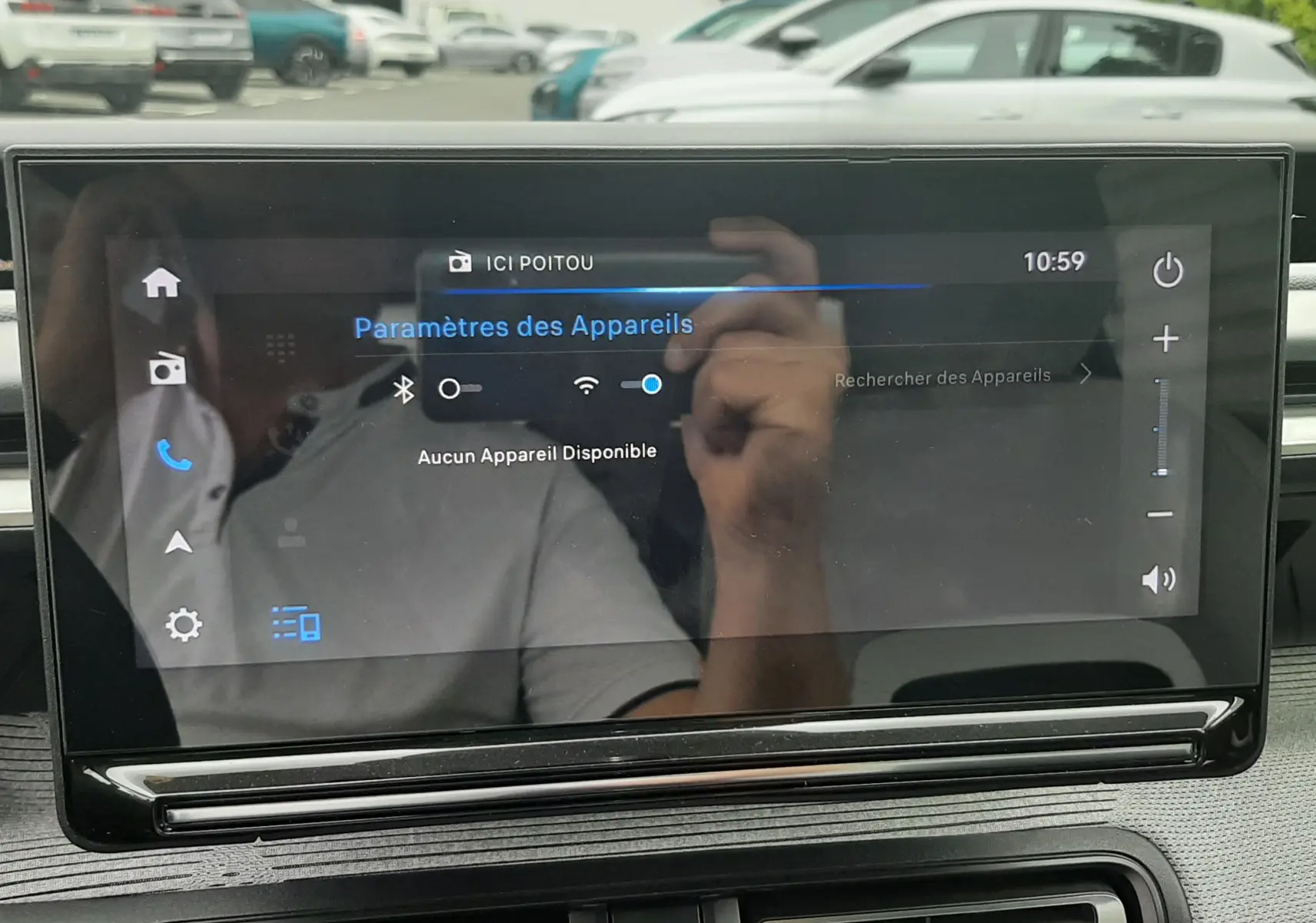 Écran tactile central de la Citroën C3 2025, vue frontale, affichant les paramètres Bluetooth dans un intérieur noir.