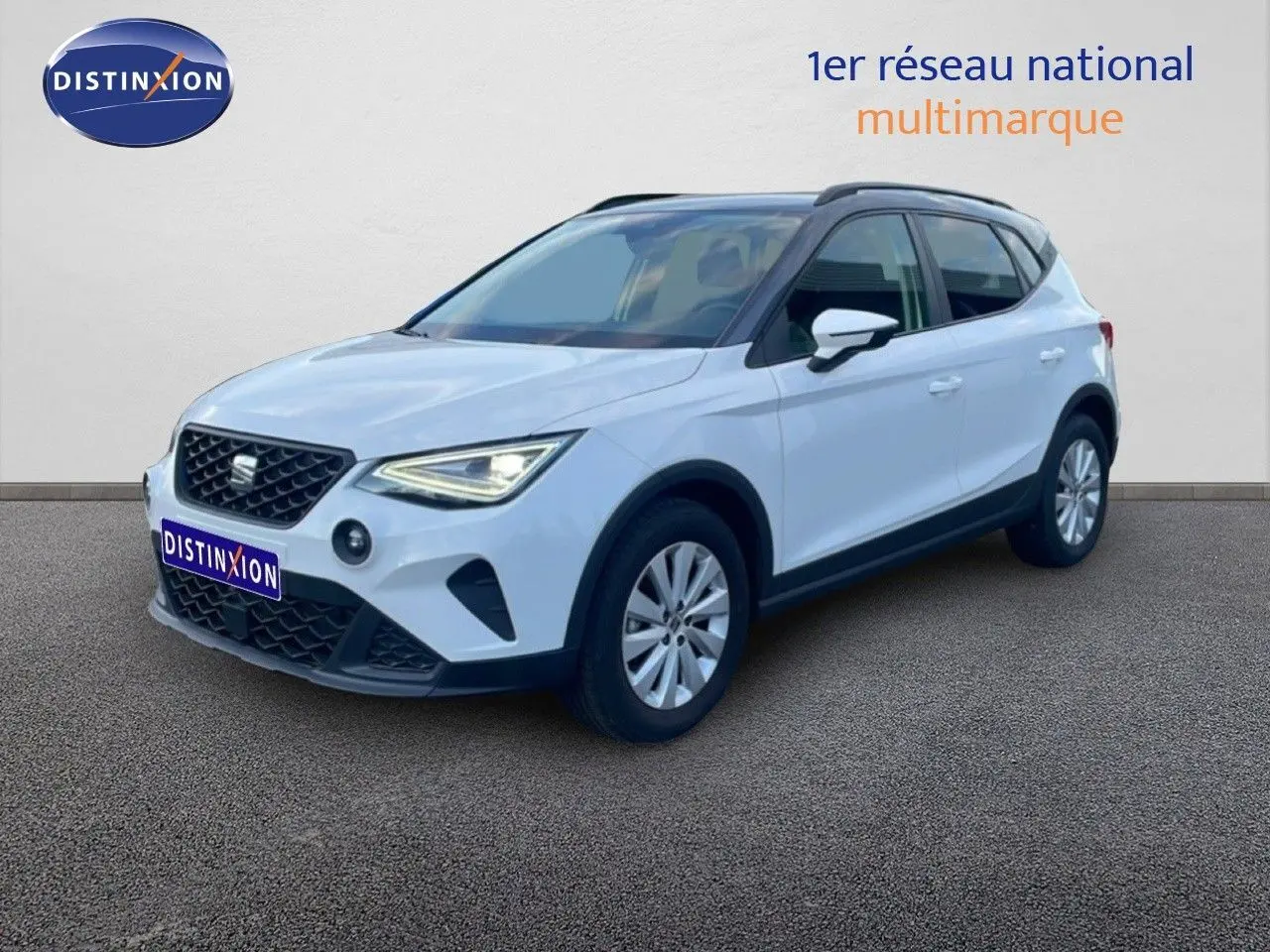 SEAT Arona blanc avec toit gris, vue 3/4 avant droit, mettant en valeur ses phares LED et sa calandre distinctive.